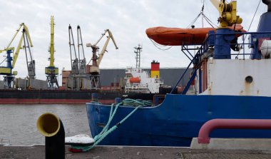 Balıkçı teknesi (trol teknesi) kargo limanına demir attı. Baltık Denizi, Ventspils, Letonya. Ulaşım, geleneksel zanaat, lojistik, endüstri, özel ekipman