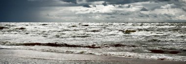 Fırtınadan sonra dramatik günbatımı bulutları altında Baltık Denizi. Dalgalar yakın çekim. Destansı deniz manzarası. Kasırga, fırtına, sert hava, meteoroloji, ekoloji, iklim değişikliği, doğal olaylar