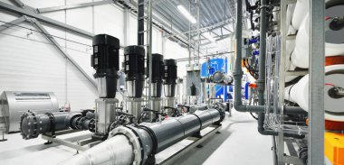 Ters osmoz endüstriyel şehir su arıtma istasyonu için pompa istasyonu. Geniş açılı bakış açısı. Teknoloji, kimya, ısıtma, iş güvenliği, arz, altyapı