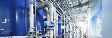 Endüstriyel şehir su arıtma kazan dairesinde büyük mavi tanklar. Geniş açılı bakış açısı. Teknoloji, kimya, ısıtma, iş güvenliği, arz, altyapı