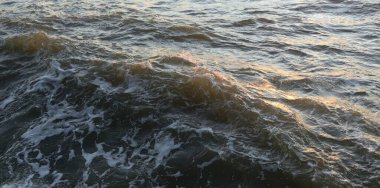 Deniz suyu yüzeyi dokusu. Yumuşak güneş ışığı. Panoramik görüntü, grafik kaynaklar. Doğa, çevre kavramları