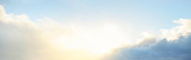 Süslü bulutlar. Dramatik bir gökyüzü. Destansı fırtına bulutları. Yumuşak güneş ışığı. Panoramik görüntü, doku, arkaplan, grafik kaynakları, tasarım, kopyalama alanı. Meteoroloji, cennet, umut, barış kavramı