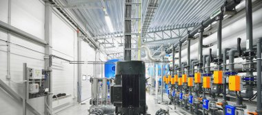 Ozmoz endüstriyel su arıtma istasyonunu tersine çevirin. Geniş açılı bakış açısı. Teknoloji, kimya, ısıtma, iş güvenliği, arz, altyapı