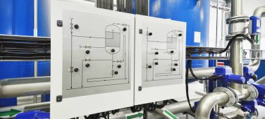 Endüstriyel şehir su arıtma kazan dairesinde büyük mavi tanklar. Geniş açılı bakış açısı. Teknoloji, kimya, ısıtma, iş güvenliği, arz, altyapı