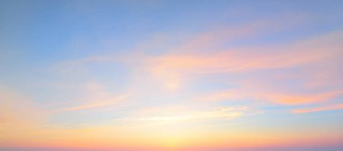 Gün batımında parlak pembe sirrus ve kümülüs bulutlarıyla açık mavi gökyüzü. Dramatik bulut manzarası. Sanat, meteoroloji, cennet, umut, barış, grafik kaynakları, resimli panoramik manzara