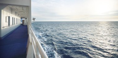 Gün batımında bir feribotun güvertesinden Baltık Denizi 'nin deniz manzarası. Seyahat yerleri, tatiller, gezi, turizm, dinlenme