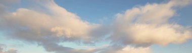 Süslü bulutlar. Dramatik bir gökyüzü. Destansı fırtına bulutları. Yumuşak güneş ışığı. Panoramik görüntü, doku, arkaplan, grafik kaynakları, tasarım, kopyalama alanı. Meteoroloji, cennet, umut, barış kavramı