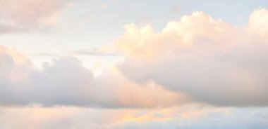 Süslü bulutlar. Dramatik bir gökyüzü. Destansı fırtına bulutları. Yumuşak güneş ışığı. Panoramik görüntü, doku, arkaplan, grafik kaynakları, tasarım, kopyalama alanı. Meteoroloji, cennet, umut, barış kavramı