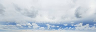 Süslü bulutlar. Dramatik bir gökyüzü. Destansı fırtına bulutları. Yumuşak güneş ışığı. Panoramik görüntü, doku, arkaplan, grafik kaynakları, tasarım, kopyalama alanı. Meteoroloji, cennet, umut, barış kavramı