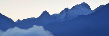 Güneşli bir kış gününde dağ zirveleri. Gökyüzü açık, güneş ışığı yumuşak. Fransız Alpleri, Ecrins Massif, Fransa. Panoramik manzara. Doğa, mevsimler, kayak, tatiller, seyahat tutkusu kavramları