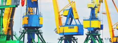 İskele vinçleri. Riga konteynır terminali, Letonya, Baltık denizi. Özel ekipman, lojistik, endüstri, küresel iletişim kavramları