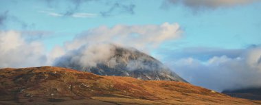 Dağlar ve vadiler. Dramatik günbatımı bulutları. Jura Adası, Inner Hebrides, İskoçya, İngiltere. Atmosferik manzara. Panoramik görünüm