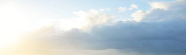 Süslü bulutlar. Dramatik bir gökyüzü. Destansı fırtına bulutları. Yumuşak güneş ışığı. Panoramik görüntü, doku, arkaplan, grafik kaynakları, tasarım, kopyalama alanı. Meteoroloji, cennet, umut, barış kavramı