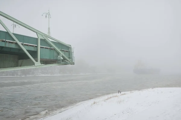 Donmuş Nehir Büyük Kargo Gemisi Sallanan Köprü Kar Kalın Sis — Stok fotoğraf