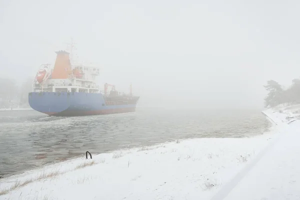Frozen River Large Cargo Ship Snow Thick Fog Concept Winter — Fotografia de Stock