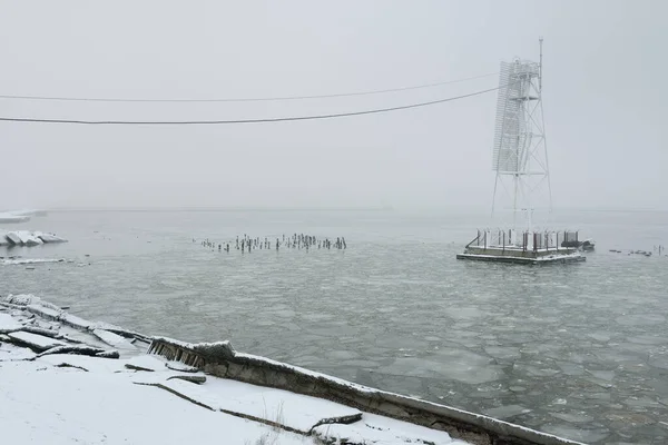 Frozen River Pier Embankment City Park Snow Thick Fog Concept — Foto Stock