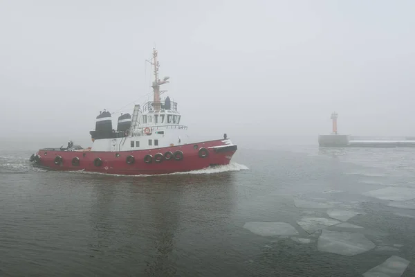 Bogserbåt Tjock Dimma Östersjön Vinterkustlandskap Godsbefordran Nautiska Fartyg Logistik Industri — Stockfoto