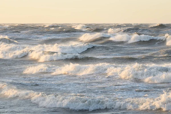 Mer Baltique Coucher Soleil Doux Soleil Doré Ciel Lumineux Vagues — Photo