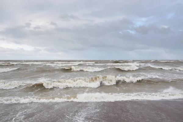 Fırtınadan sonra Baltık Denizi. Gün batımı. Resimli panoramik manzara, deniz manzarası. Doğa, çevre, sert hava, iklim değişikliği