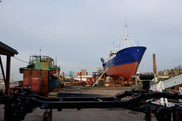 Karada duran eski gemi. Liman, tersane. Sanayi bölgesi. Ulaşım, onarım, servis. Havalandırma, Letonya, Baltık Denizi