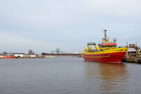 Fishing Boat Trawler Anchored Cargo Port Terminal Baltic Sea Ventspils — Foto de Stock