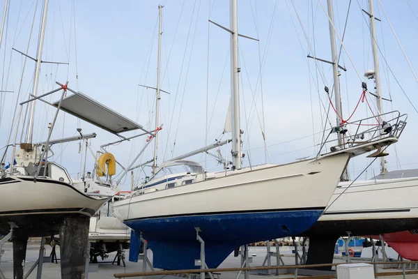 Voiliers Debout Sur Terre Dans Yacht Club Service Réparation Hivernage — Photo