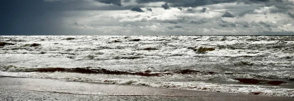 Fırtınadan sonra dramatik günbatımı bulutları altında Baltık Denizi. Dalgalar yakın çekim. Destansı deniz manzarası. Kasırga, fırtına, sert hava, meteoroloji, ekoloji, iklim değişikliği, doğal olaylar