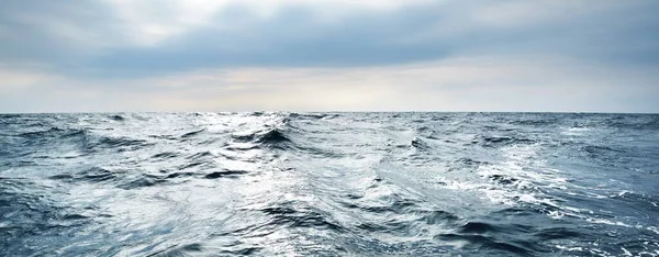 Λαμπερά Σύννεφα Πάνω Από Την Ανοιχτή Βαλτική Θάλασσα Πριν Από — Φωτογραφία Αρχείου