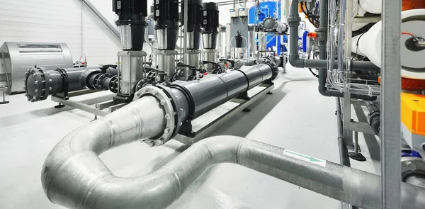 Ters osmoz endüstriyel şehir su arıtma istasyonu için pompa istasyonu. Geniş açılı bakış açısı. Teknoloji, kimya, ısıtma, iş güvenliği, arz, altyapı