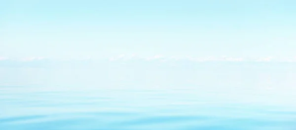 Marina Panorâmica Céu Brilhante Azul Claro Reflexões Textura Superfície Água — Fotografia de Stock
