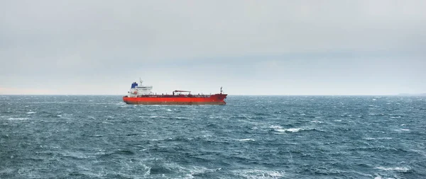 Stora Röda Oljetankfartyg Seglar Östersjön Blåsig Dag Dramatisk Stormig Himmel — Stockfoto