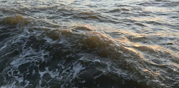 Deniz suyu yüzeyi dokusu. Yumuşak güneş ışığı. Panoramik görüntü, grafik kaynaklar. Doğa, çevre kavramları