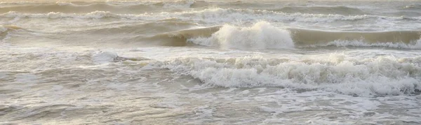 Oostzee Storm Zonsondergang Zacht Zonlicht Wateroppervlaktextuur Neerstortende Golven Spatten Schuim — Stockfoto