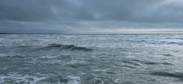 Fırtınadan sonra Baltık Denizi. Dramatik parlayan bulutlar. Deniz manzarası, bulutlar, fırtına, doğa. Panoramik manzara. Ekoloji, iklim değişikliği, hava durumu
