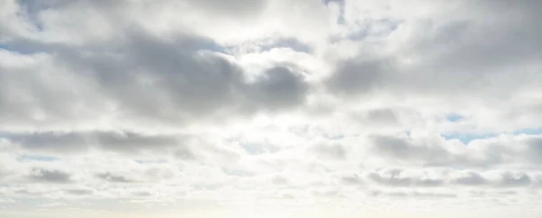 観賞用の雲 劇的な空だ 壮大な嵐の雲の風景 太陽の光だ パノラマ画像 テクスチャ グラフィックリソース デザイン コピースペース 平和の概念 — ストック写真