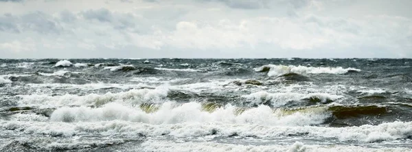 Mar Báltico Bajo Dramáticas Nubes Atardecer Después Una Tormenta Olas —  Fotos de Stock