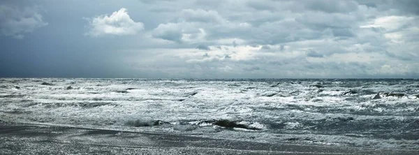 Fırtınadan sonra dramatik günbatımı bulutları altında Baltık Denizi. Dalgalar yakın çekim. Destansı deniz manzarası. Kasırga, fırtına, sert hava, meteoroloji, ekoloji, iklim değişikliği, doğal olaylar
