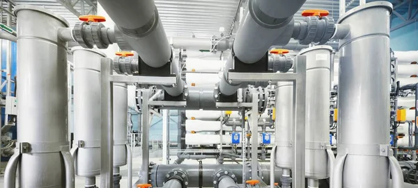 Ozmoz endüstriyel su arıtma istasyonunu tersine çevirin. Geniş açılı bakış açısı. Teknoloji, kimya, ısıtma, iş güvenliği, arz, altyapı