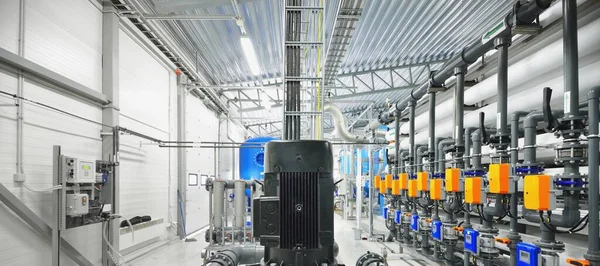 Ozmoz endüstriyel su arıtma istasyonunu tersine çevirin. Geniş açılı bakış açısı. Teknoloji, kimya, ısıtma, iş güvenliği, arz, altyapı
