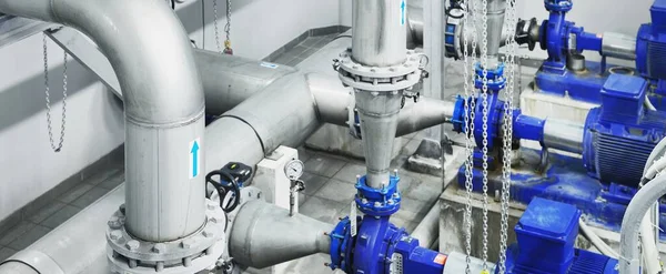 Pompa istasyonu ve devasa çelik borular ters osmoz endüstriyel su arıtma istasyonu için. Teknoloji, kimya, ısıtma, iş güvenliği, arz, altyapı