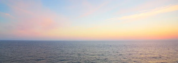 Mar Báltico Atardecer Cielo Claro Nubes Brillantes Azules Rosadas Suave — Foto de Stock