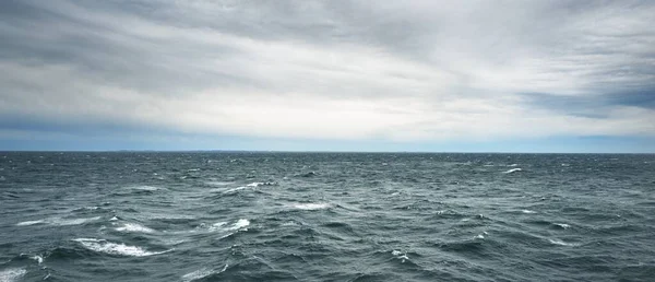 日の出の嵐の後のバルト海のパノラマビュー 輝く雲と劇的な空 壮大な雲の風景 悪天候 生態系 気候変動 — ストック写真