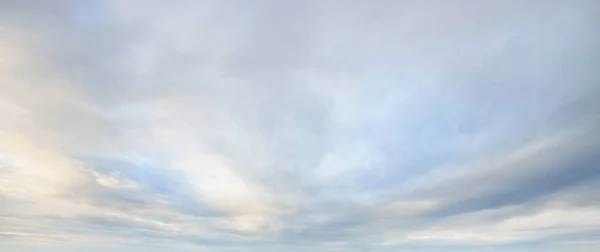 Díszfelhők Drámai Égbolt Viharfelhő Puha Napfény Panoráma Kép Textúra Háttér — Stock Fotó