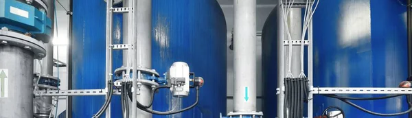 Nagy Ipari Víztisztító Kazánház Fényes Acélcsövek Kék Szivattyúk Szelepek — Stock Fotó