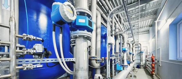 Endüstriyel şehir su arıtma kazan dairesinde büyük mavi tanklar. Geniş açılı bakış açısı. Teknoloji, kimya, ısıtma, iş güvenliği, arz, altyapı