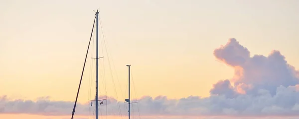 Biały Maszt Jachtowy Przed Kolorowym Zachodem Słońca Niebo Cumulus Chmury — Zdjęcie stockowe