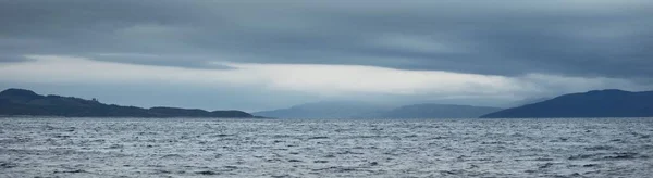 多云的秋日 从水里俯瞰塔伯特的海岸 黑暗的风暴天空 苏格兰 联合王国 — 图库照片