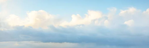Prydnadsmoln Dramatisk Himmel Episk Storm Molnlandskap Mjukt Solljus Panoramabild Textur — Stockfoto