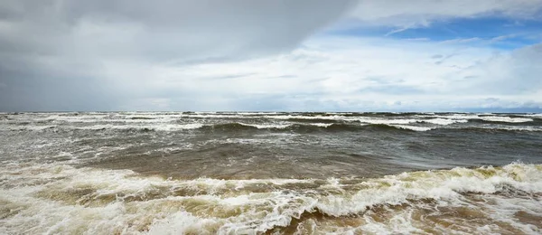 Mar Báltico Sob Nuvens Pôr Sol Dramáticas Após Trovoada Ondas — Fotografia de Stock