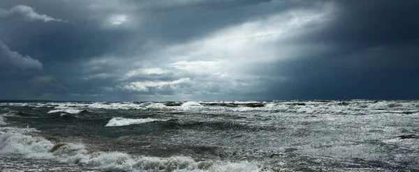 Mar Báltico Bajo Las Nubes Oscuras Dramáticas Después Tormenta Letonia — Foto de Stock